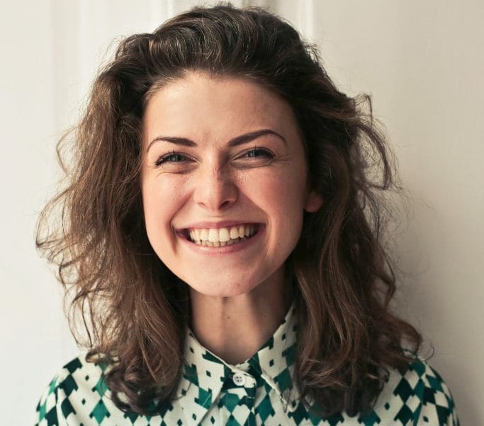 mujer sonriendo con tratamiento dental