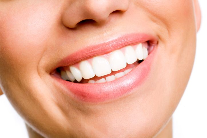 mujer sonriendo con dientes blancos